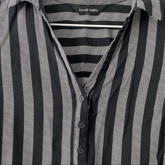 Brody Myles Grey And Black Vertical Stripes V Neck Top Size Small - Picture 9 of 10